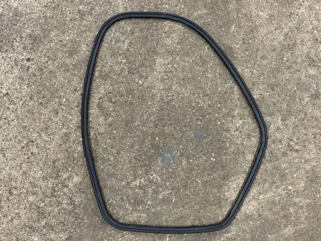 Rubber seal rear door – rear right