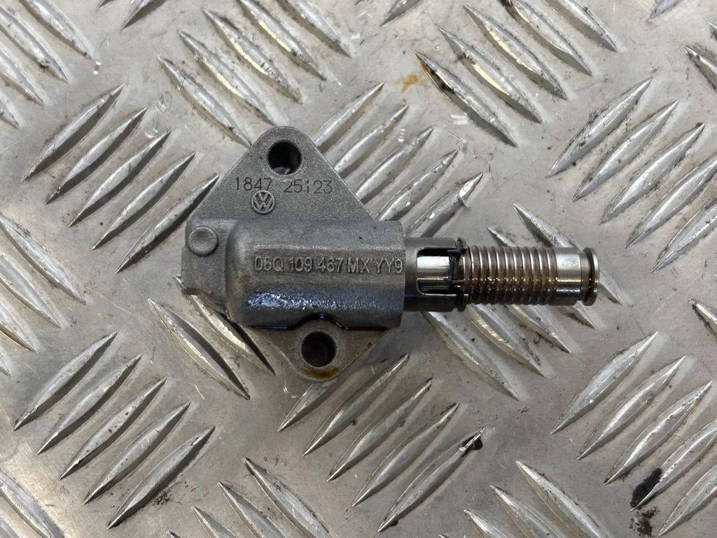 Timing belt/chain tensioner 06Q109467M