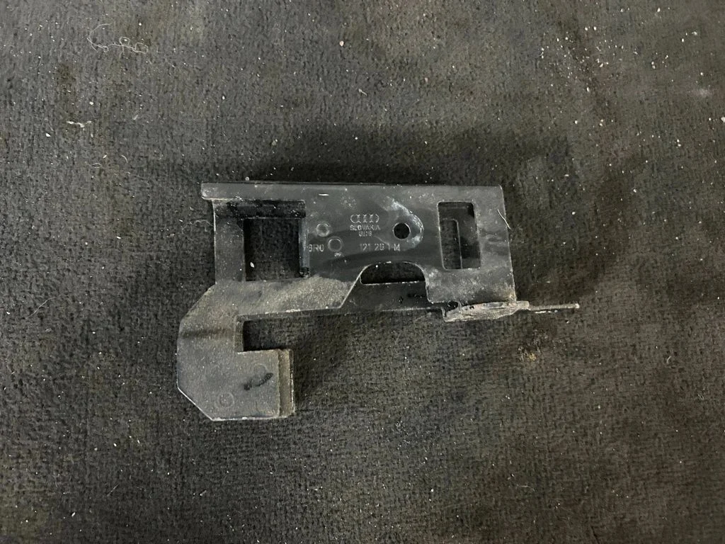 Other engine bay part 8R0121261M