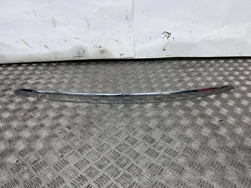 Tailgate trim 104692000B