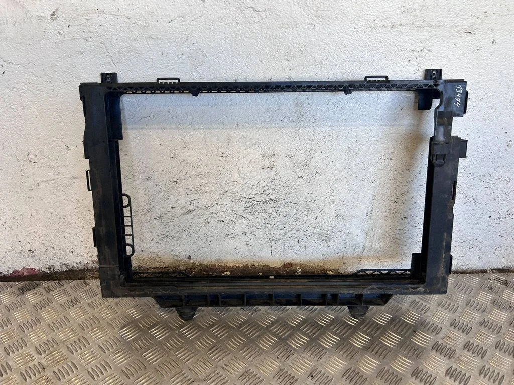 Radiator mount bracket J9D319E839AB