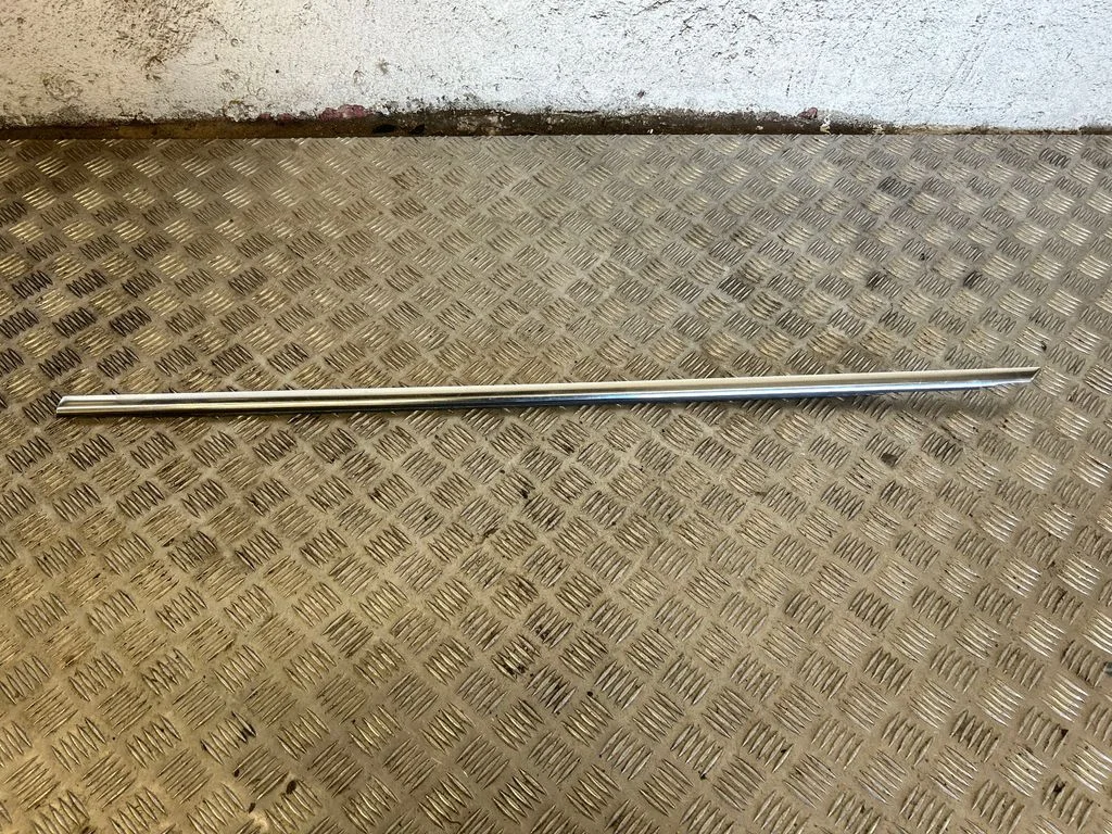 Listwa szyby drzwi przednich 8W0853283B