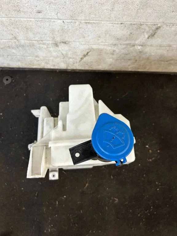 Windshield washer fluid reservoir/tank J9D317B613B