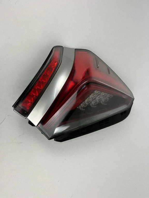 Rear/tail lights – right