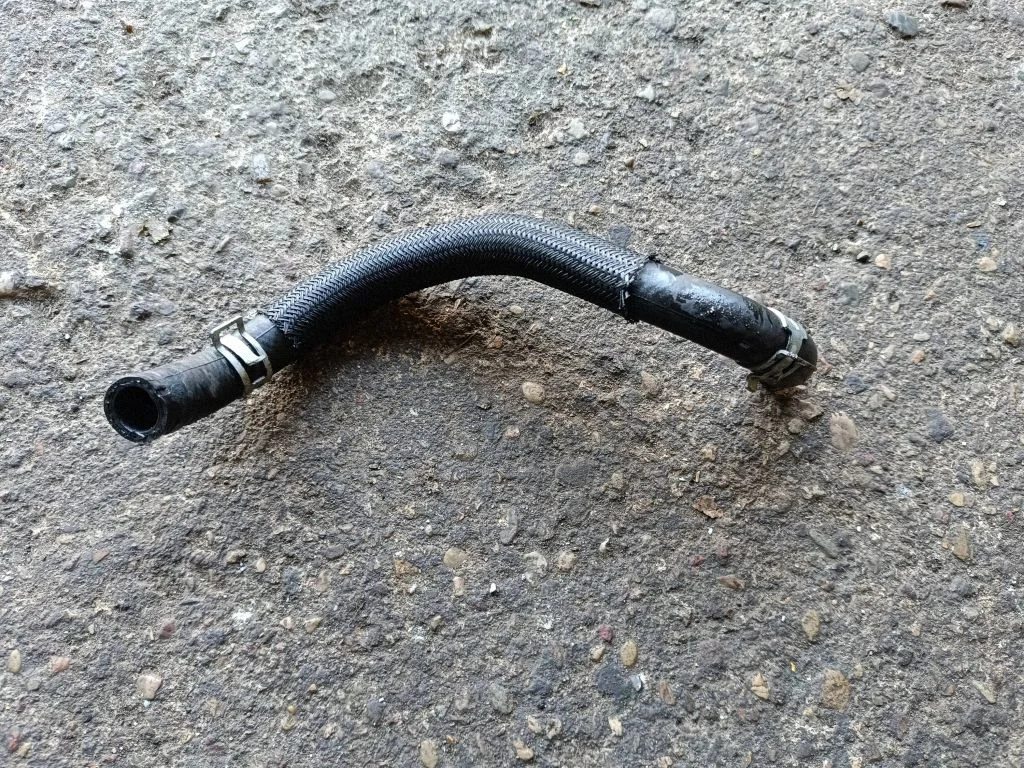 Engine coolant pipe/hose