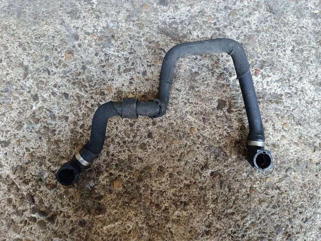 Engine coolant pipe/hose