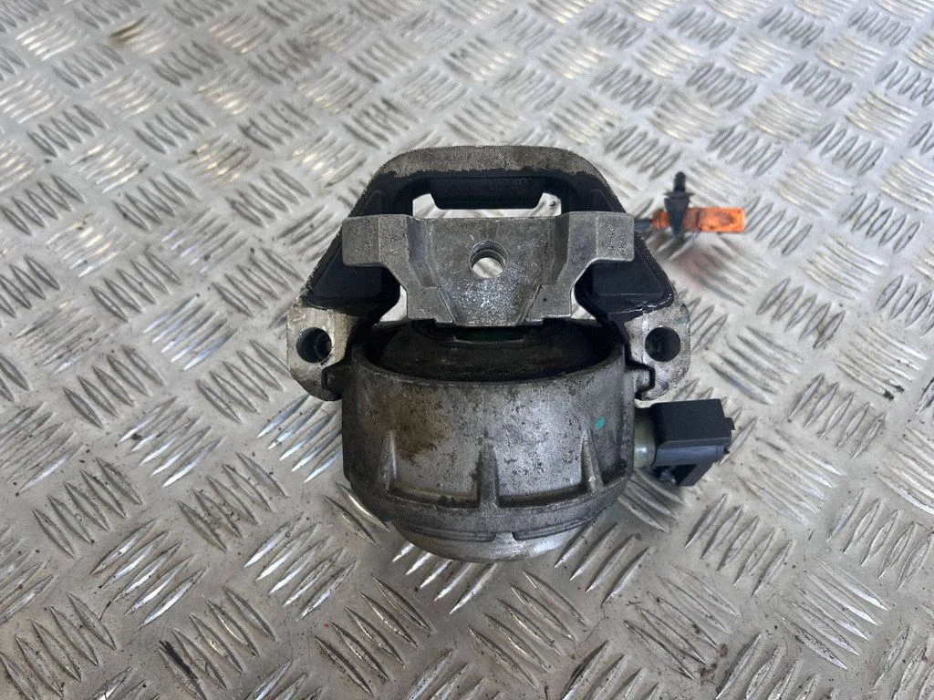 Engine mount bracket