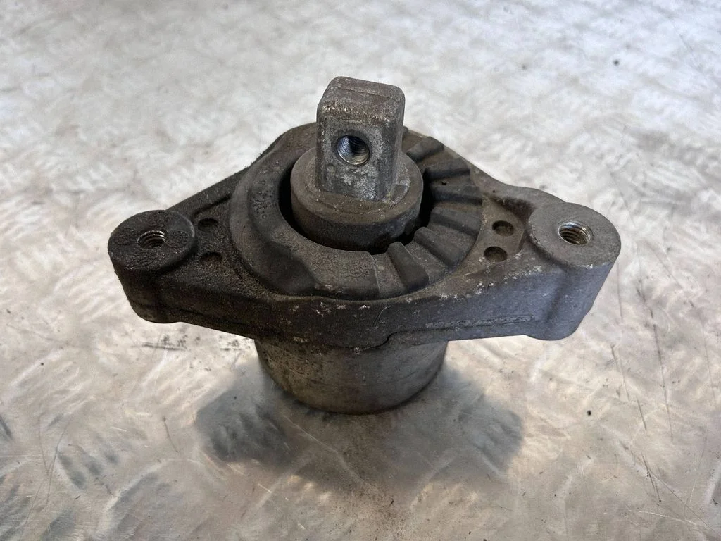 Engine mount bracket – Maserati Ghibli (2013-)