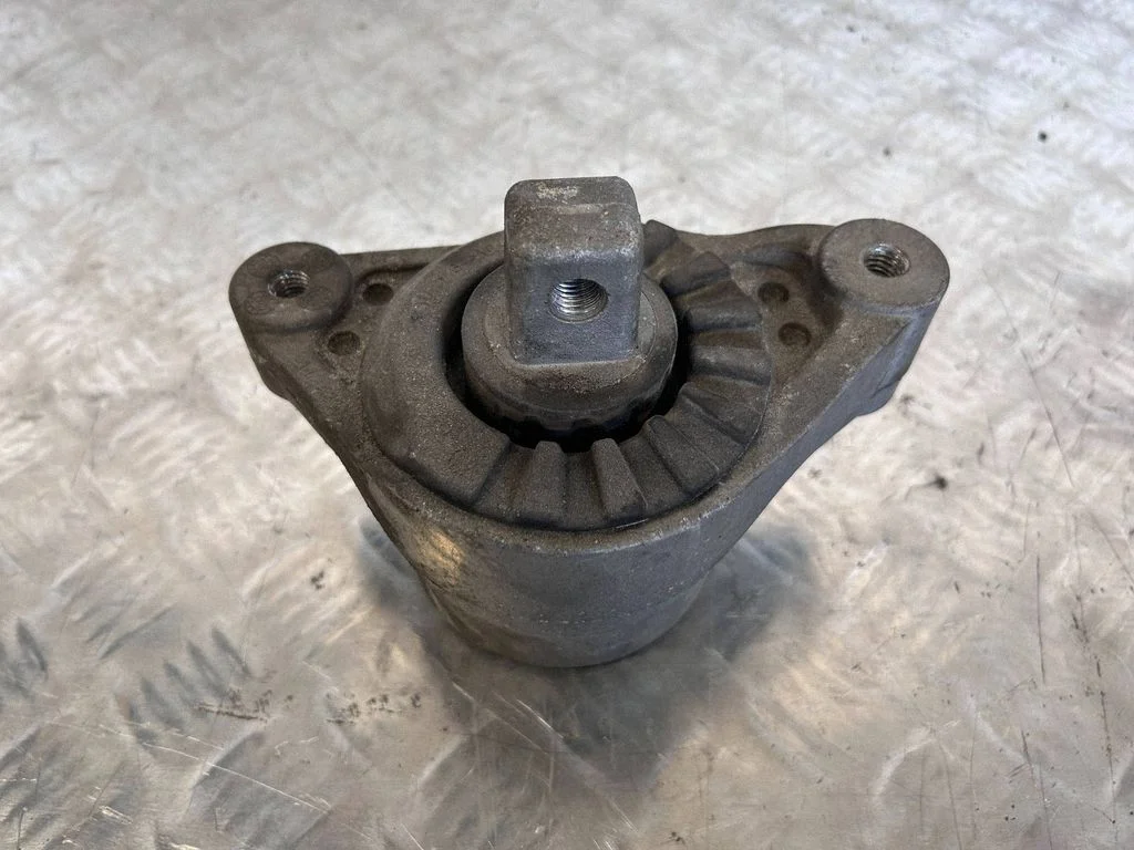 Engine mount bracket – Maserati Ghibli (2013-)
