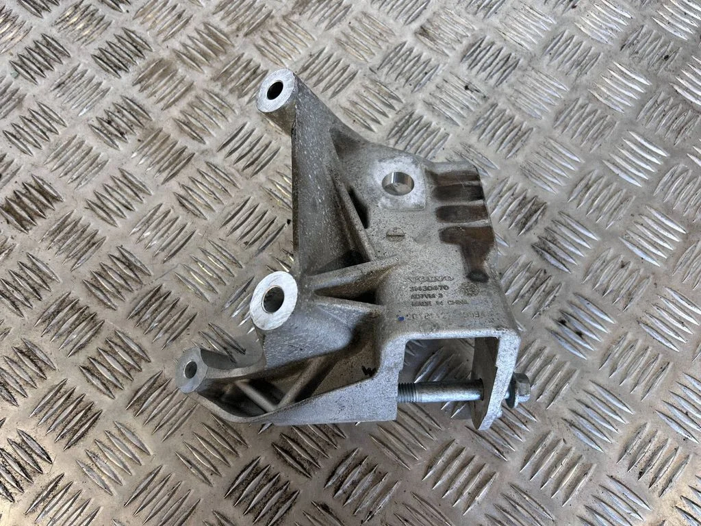Engine mounting bracket 31430470