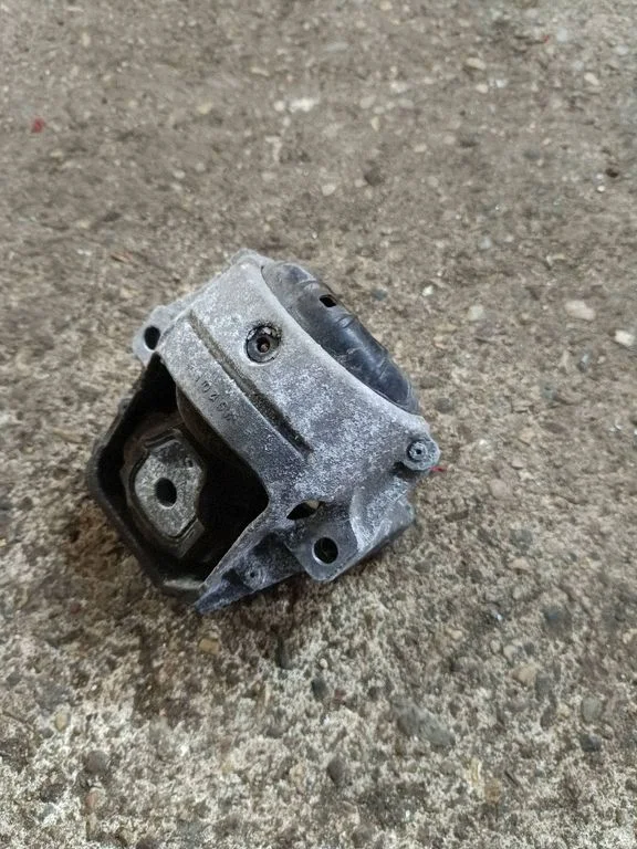 Engine mount bracket 8R0199381