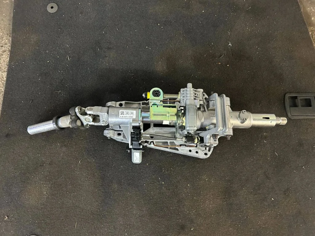 Steering wheel axle A2124605016