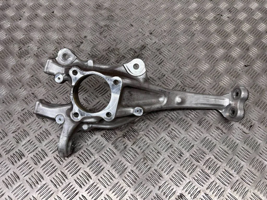 Front wheel hub – right