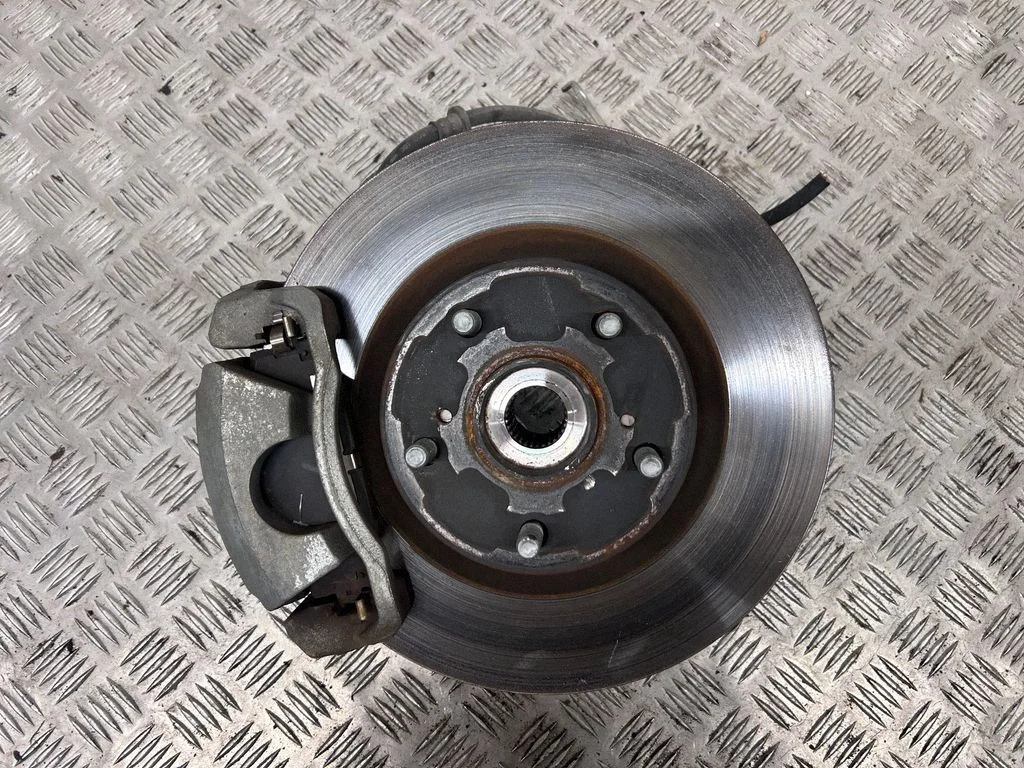 Front wheel hub – left