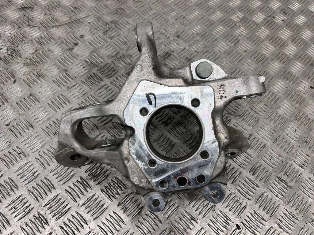 Rear wheel hub – right