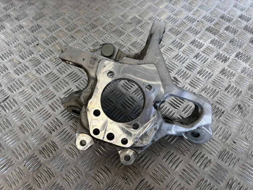 Rear wheel hub – left
