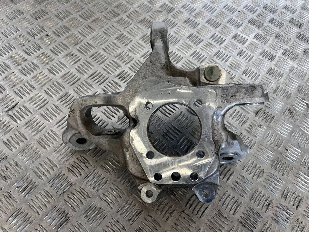 Rear wheel hub – right