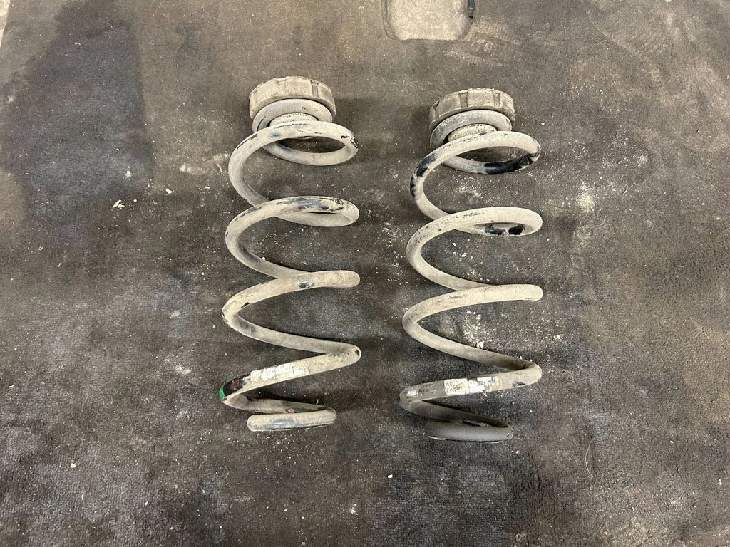 Rear coil spring 95B511115N