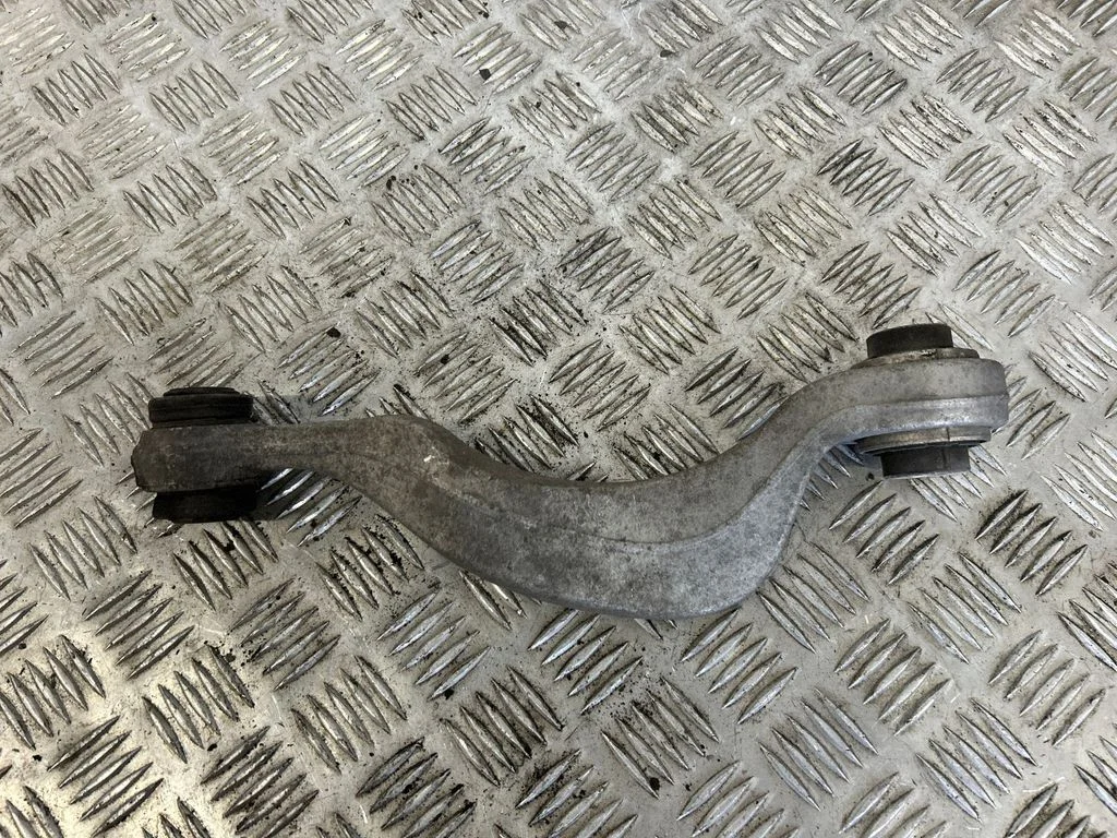 Rear upper control arm/wishbone – left