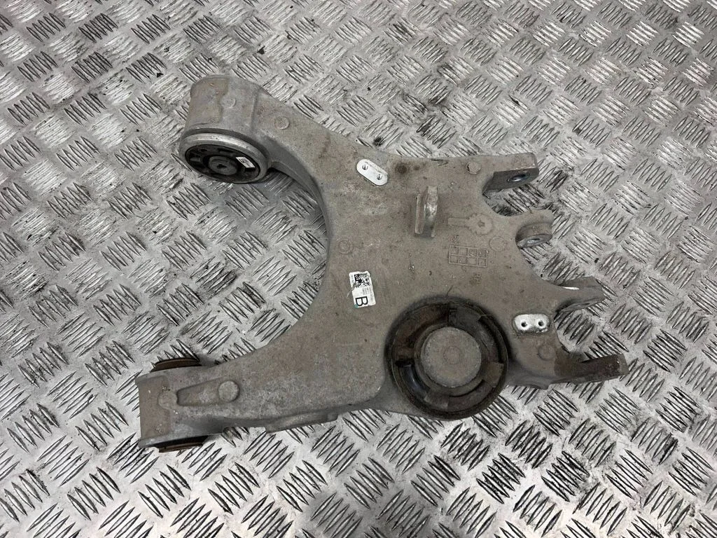Tagumine ülemine õõtshoob – Alfa Romeo Stelvio (2016-)
