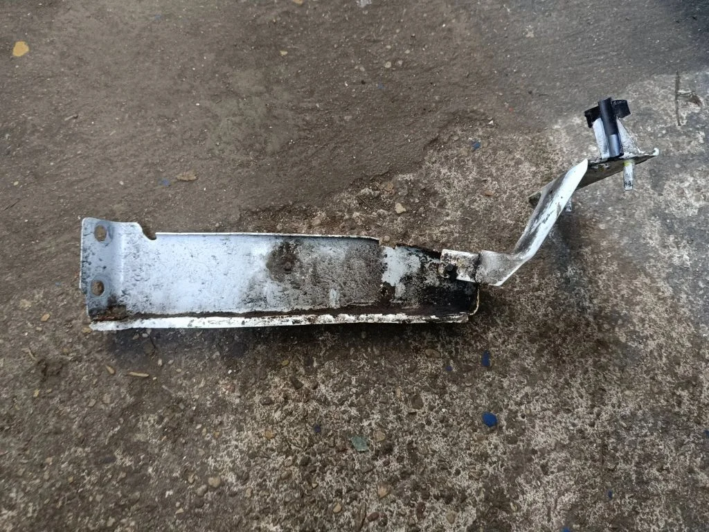Fender mounting bracket – right