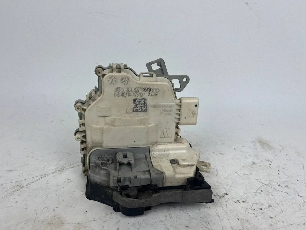 Front door lock 8J1837016