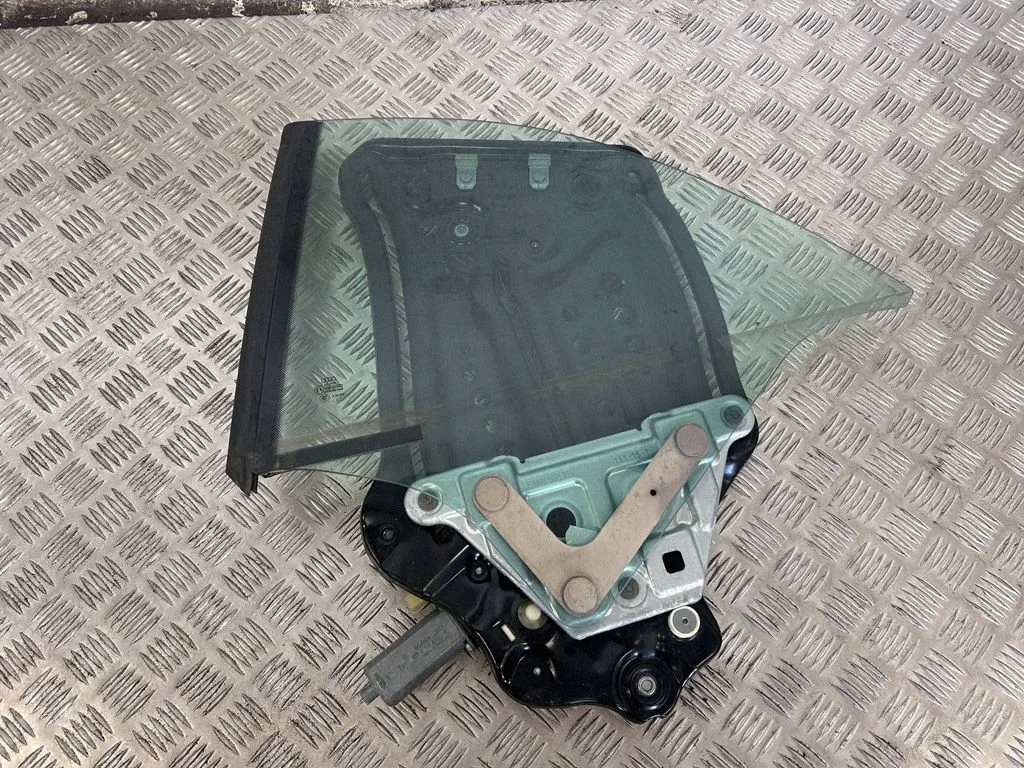 Rear door window regulator with motor 8F0839397D