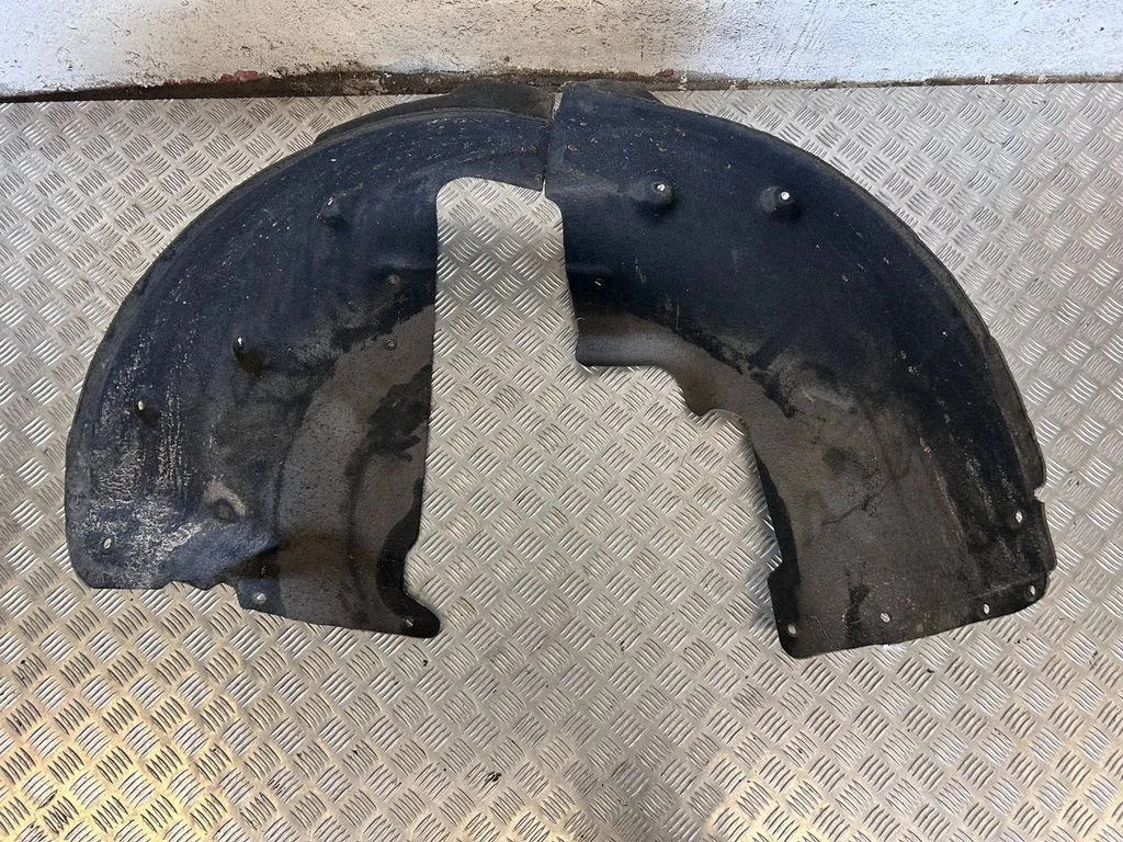 Rear arch fender liner splash guards