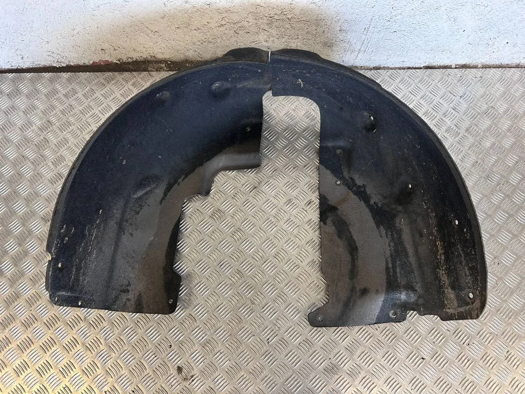 Rear arch fender liner splash guards
