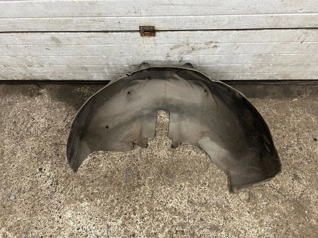 Rear arch fender liner splash guards 95B810972