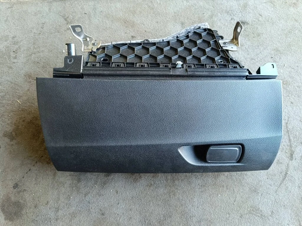Glove box