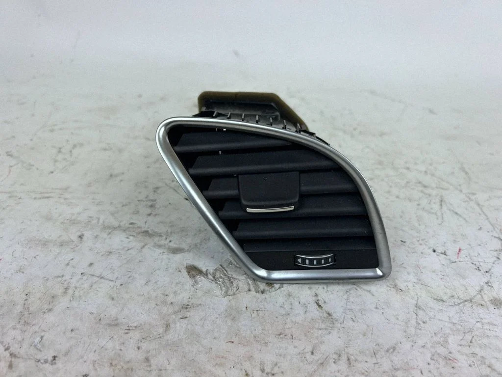 Armatuurlaua külje õhutusresti kate – Audi A4 Allroad B8 (2008-2016)