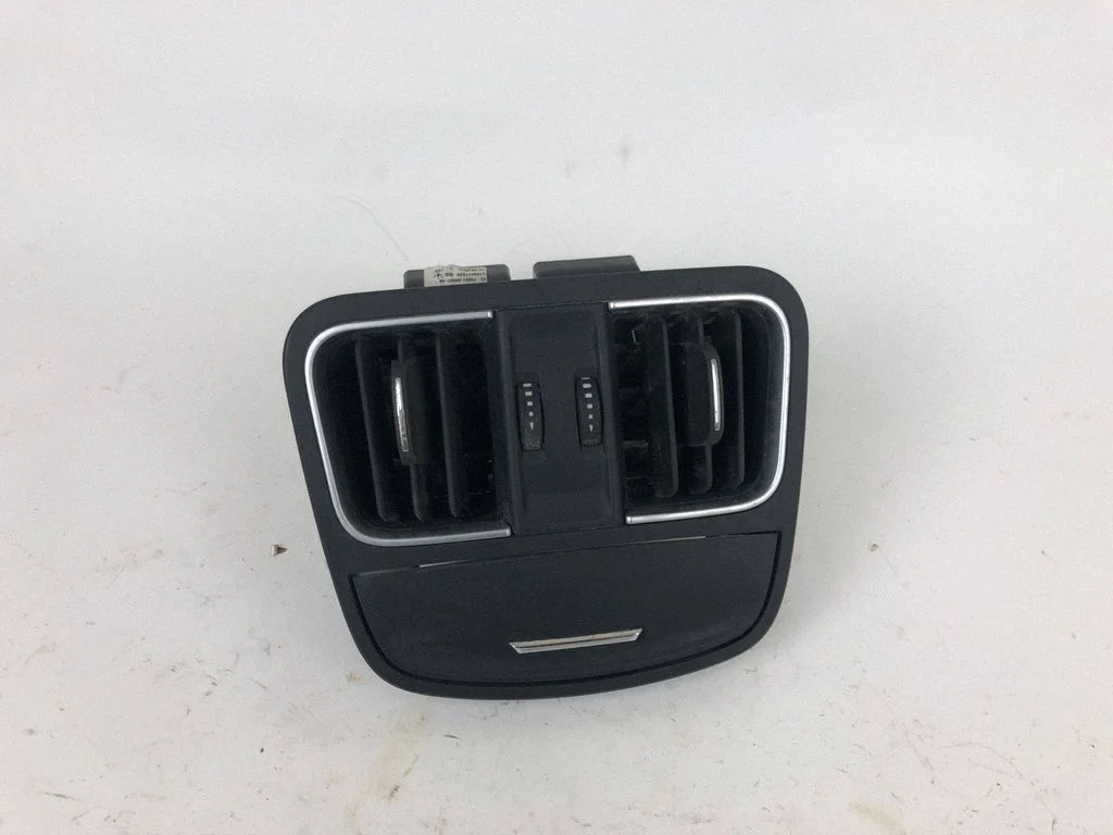 Oro grotelės gale