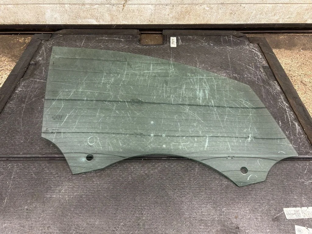 Front door window glass four-door 95B845202B