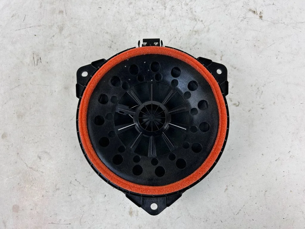 Skaļrunis (-ņi) aizmugurējās durvīs 861600R140