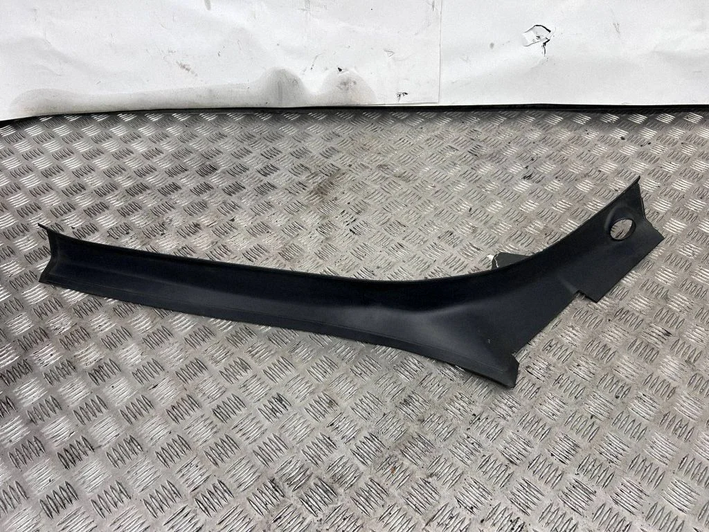 Tailgate trim 104732000E