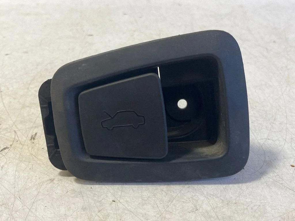 Engine bonnet (hood) release handle – Volvo V60 (2018-)