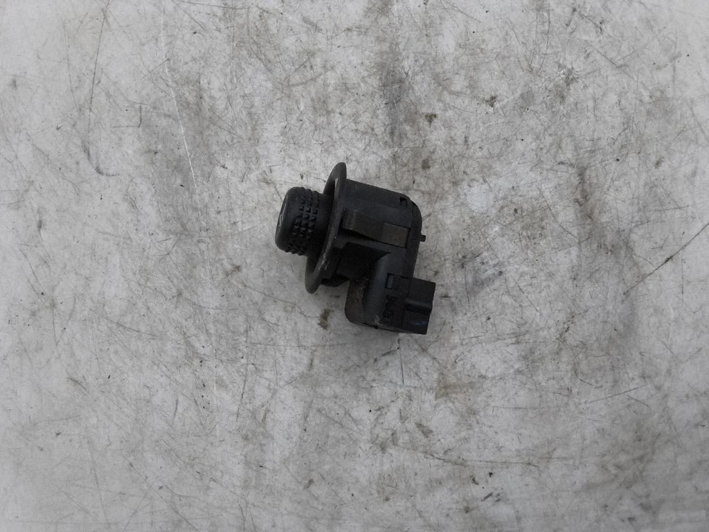 Wing mirror switch YUF500030