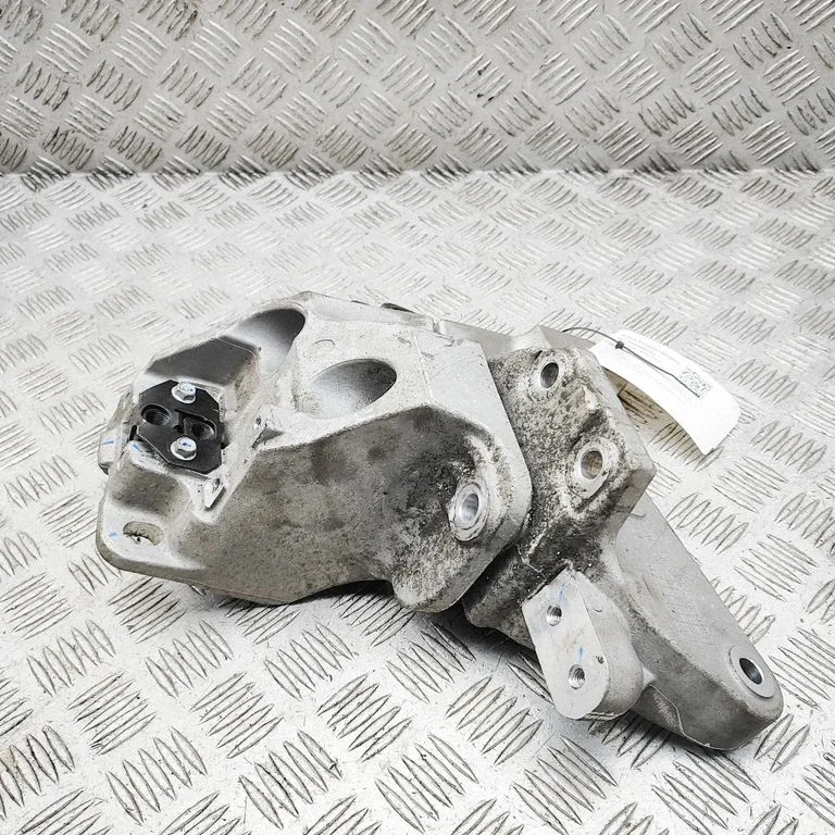 Engine mounting bracket 365940E700