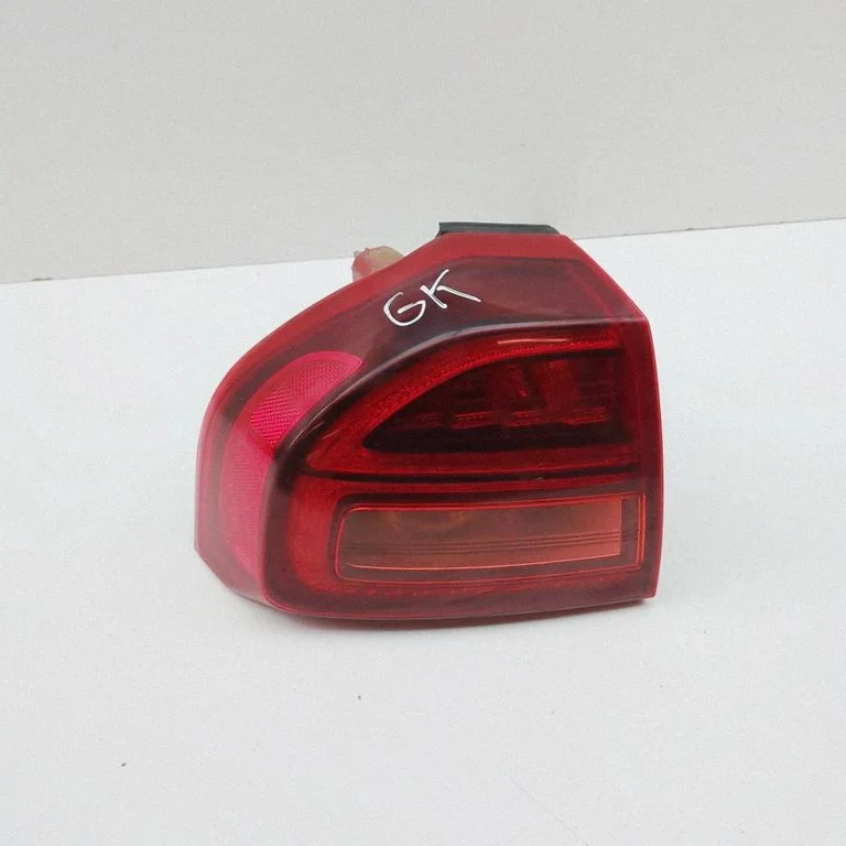 Aizmugurējais lukturis virsbūvē 92401G5500