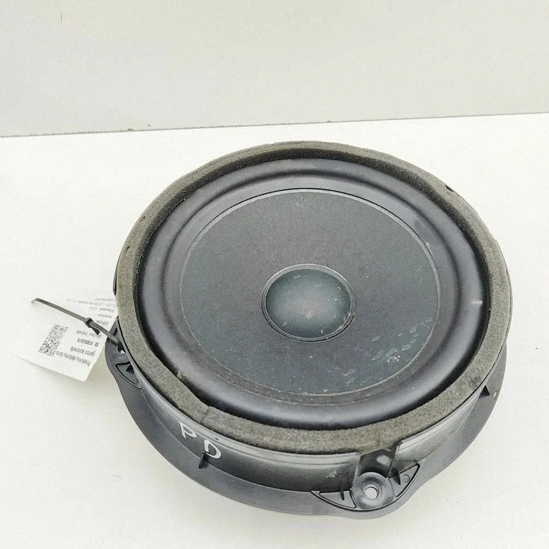 Skaļrunis (-ņi) priekšējās durvīs 83A035415B