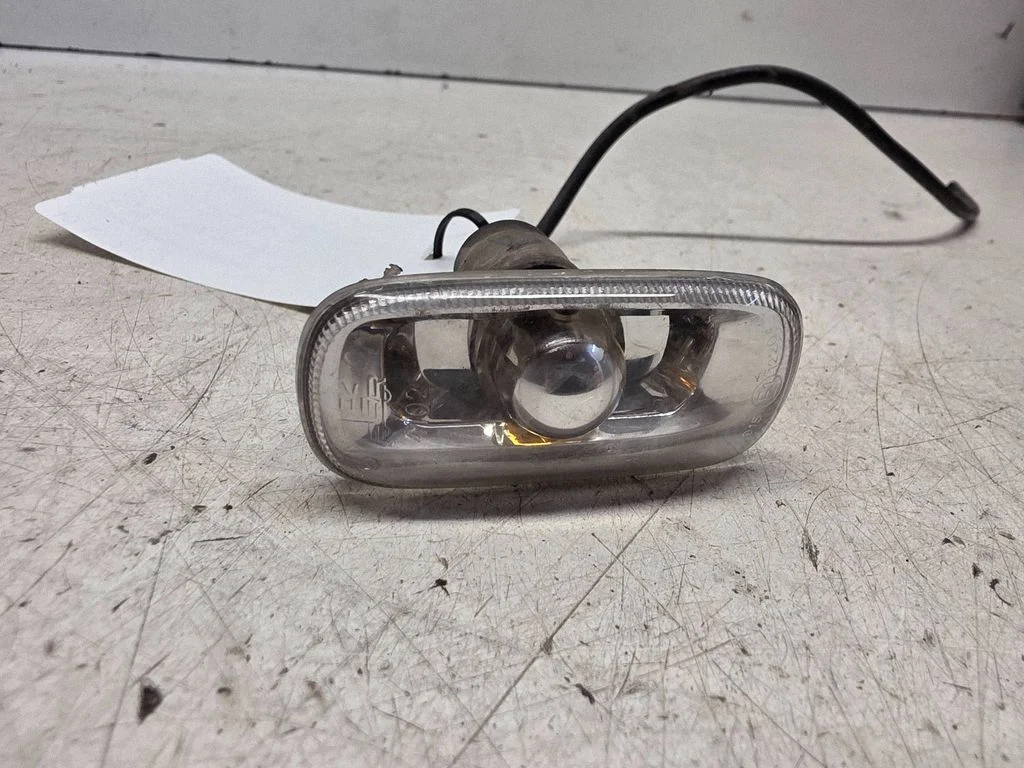 Front fender indicator light 8E0949127