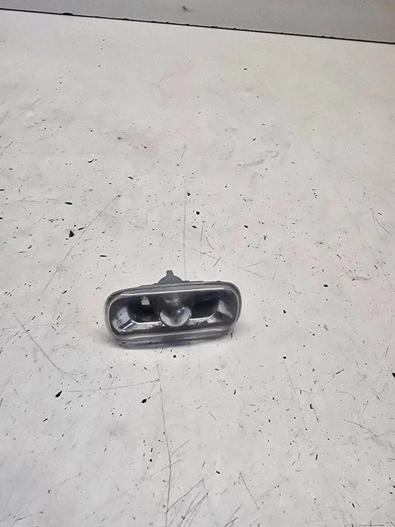 Front fender indicator light 8E0949127