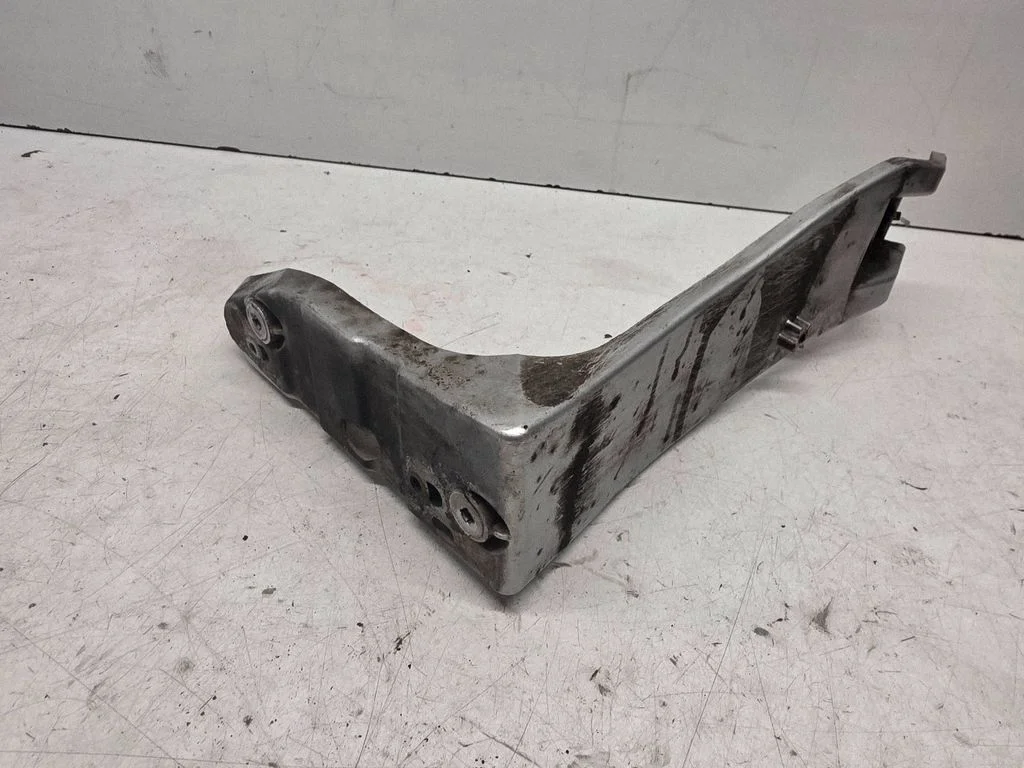 Front bumper mounting bracket 8E0821137B