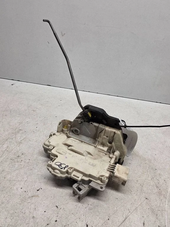 Front door lock 4F1837015