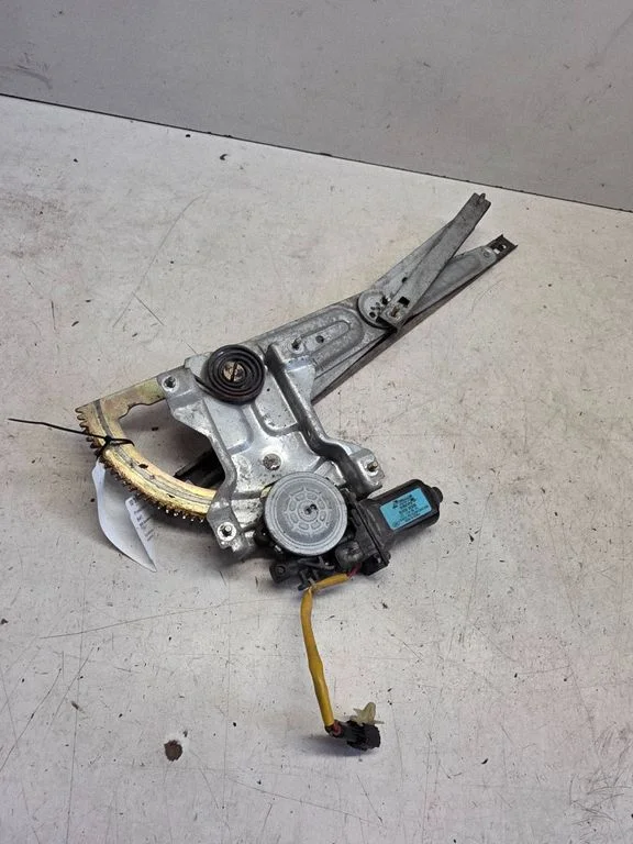 Front door window regulator with motor 824503E000
