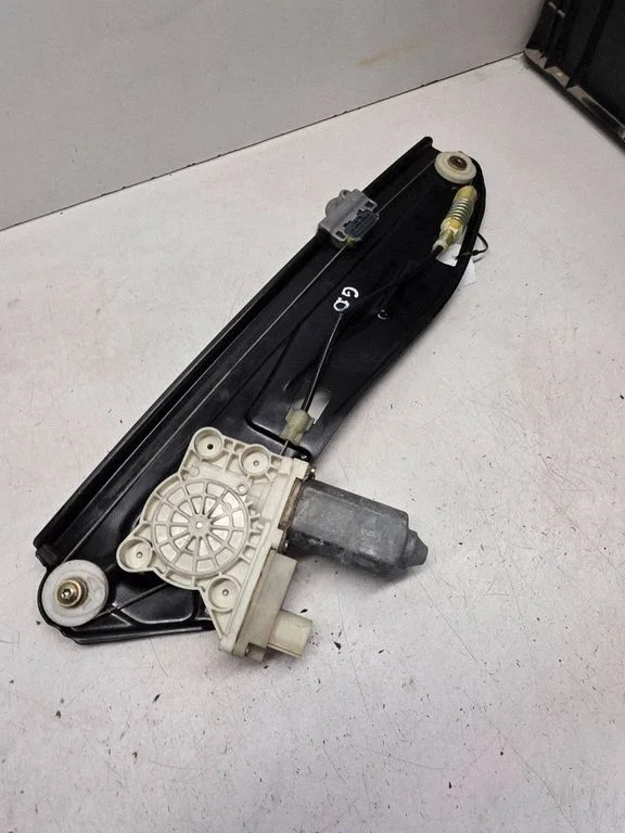 Rear door window regulator with motor 7024814E