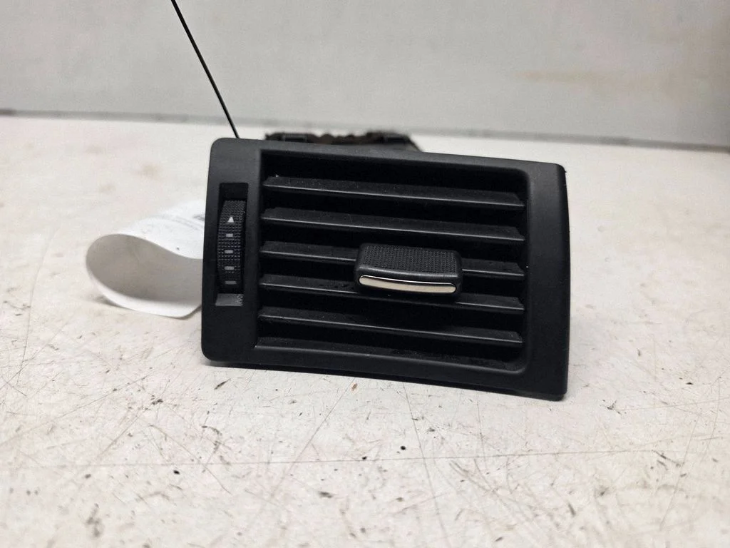 Boczne kratki nawiewu 8E0820902E