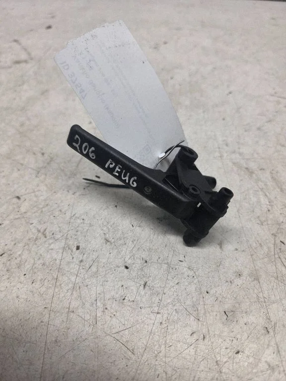 Engine bonnet (hood) release handle