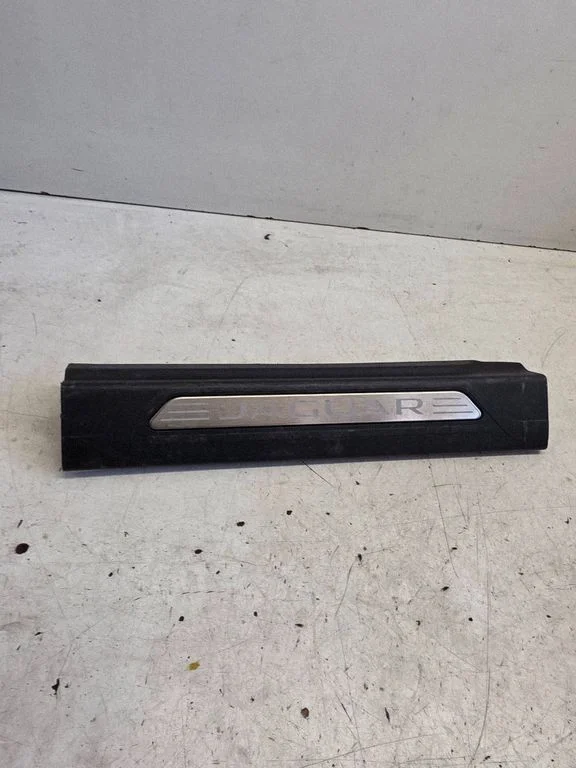 Front sill trim cover – Jaguar XE (2015-)